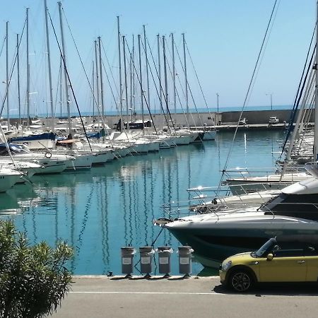 Joli Studio Bord De Mer, Clim, Balcon, Parking Prive Menton Bagian luar foto