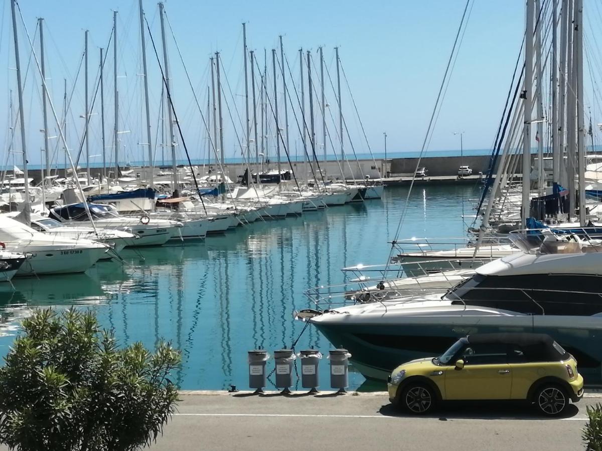 Joli Studio Bord De Mer, Clim, Balcon, Parking Prive Menton Bagian luar foto